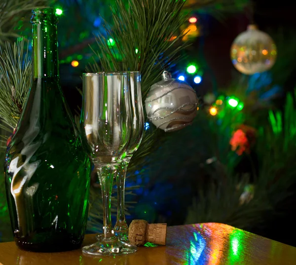 Dvě sklenice a láhev šampaňského — Stock fotografie