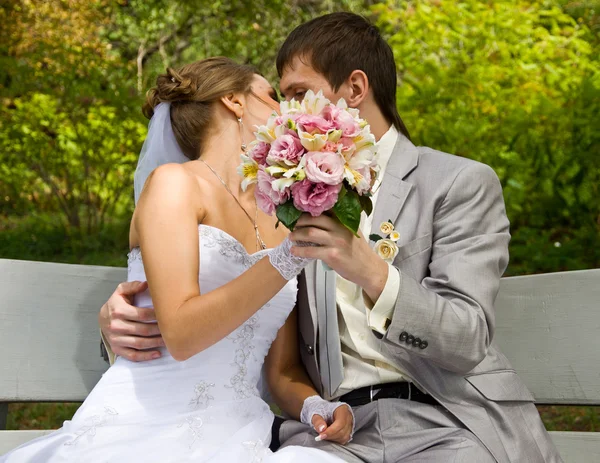 Bride and groom kissing — Stock Photo, Image