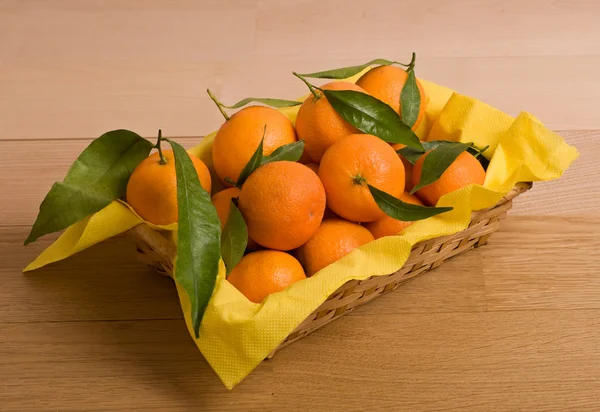 Oranje mandarijnen in een mand — Stockfoto