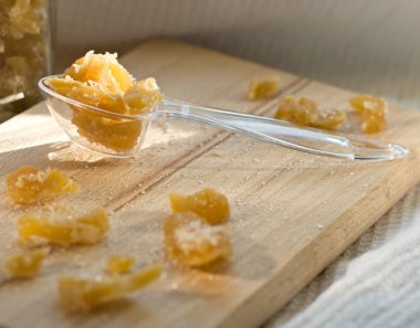 ahşap tahta üzerinde şekerlenmiş zencefil