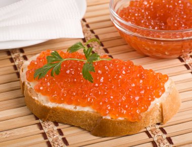 Kırmızı havyar ile ekmek