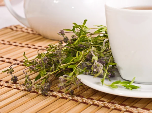 Bardak bitkisel çay ve çaydanlık — Stok fotoğraf