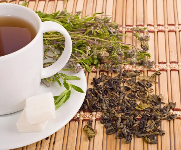 Šálek bylinného čaje, konvice a cukru — Stock fotografie