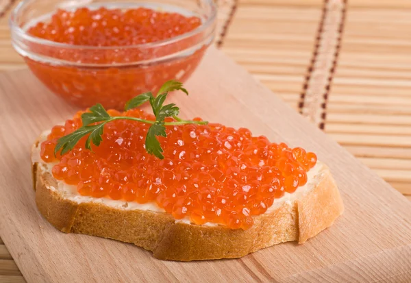 Caviar vermelho em prato de vidro — Fotografia de Stock