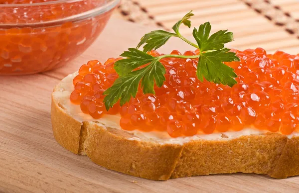 Pane con caviale rosso caviale rosso — Foto Stock