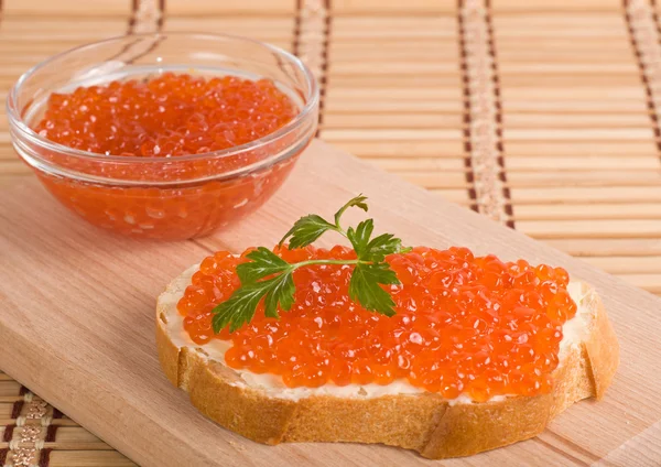 Bröd med röd kaviar — Stockfoto