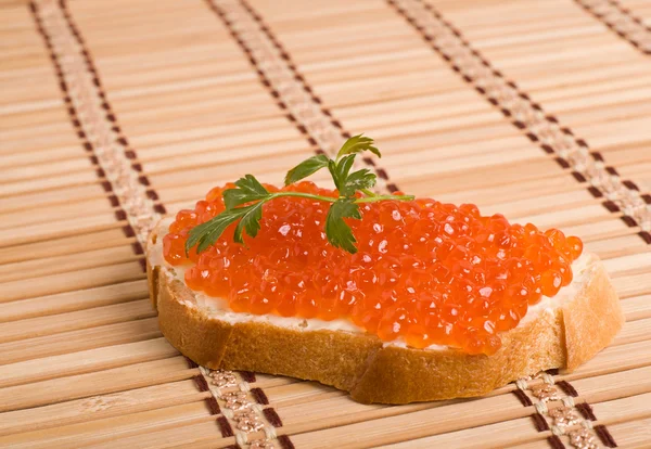 Pan con caviar rojo — Foto de Stock