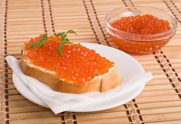 Brood met rode kaviaar — Stockfoto
