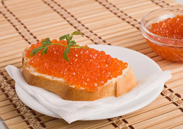 Brood met rode kaviaar — Stockfoto