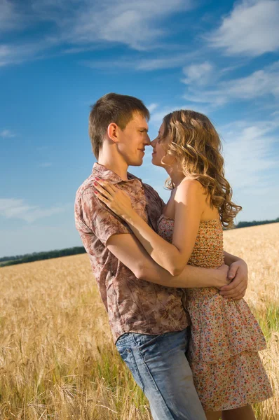 Loving couple kissing — Stock fotografie