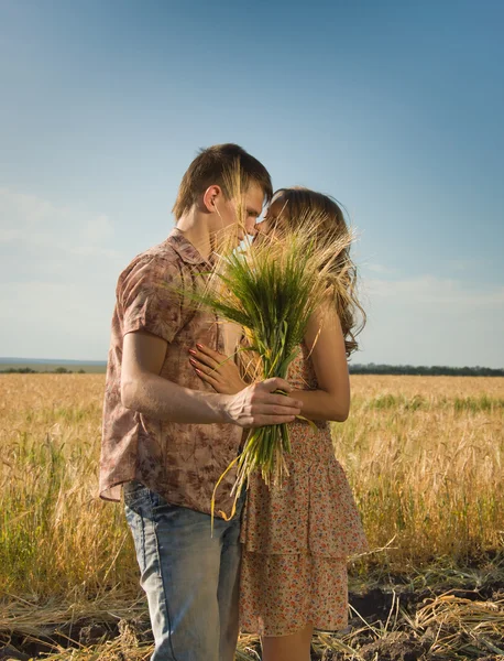 Liebespaar küsst sich — Stockfoto