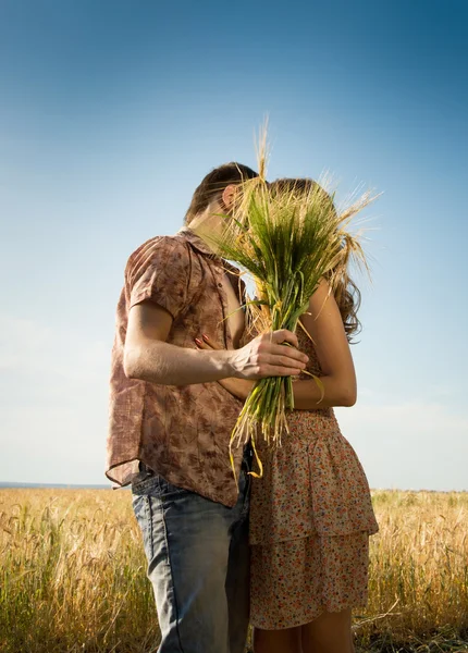 Amante pareja y ramo de orejas —  Fotos de Stock