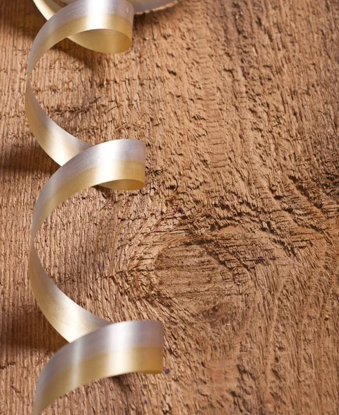 Goldbänder auf Holzhintergrund — Stockfoto