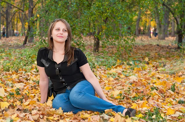 Mooi brunette meisje in de herfst park — Stockfoto