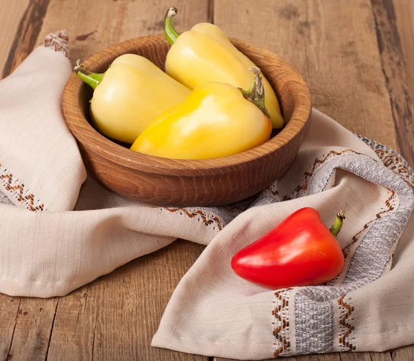 Bell pepper on wooden dish — Stock Photo, Image