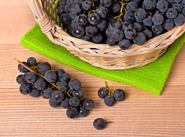 Uvas de vino en cesta — Foto de Stock