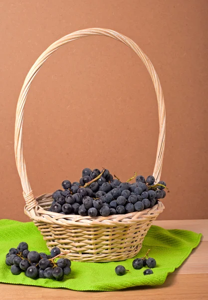 Uvas de vinho em cesto — Fotografia de Stock