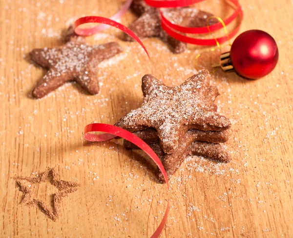 Noel kurabiyeleri ve kırmızı top — Stok fotoğraf
