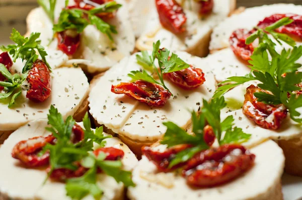 Bruschetta con tomates secados al sol y mozzarella —  Fotos de Stock