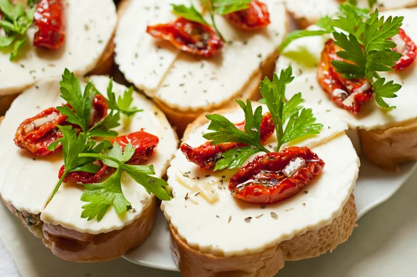 Bruschetta con tomates secados al sol y mozzarella —  Fotos de Stock