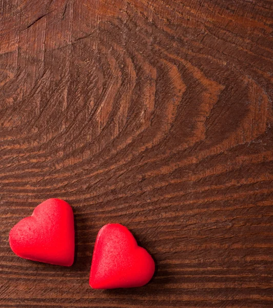 Corazones rojos sobre fondo de madera — Foto de Stock