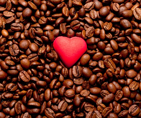 Cuore rosso sui chicchi di caffè — Foto Stock