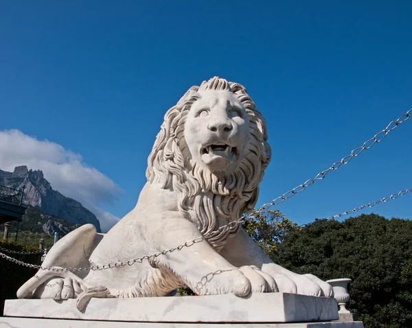 Socha lva v vorontsov palác Alupce — Stock fotografie