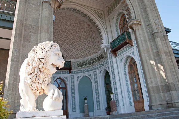 Sculpture of lion in Vorontsov Palace in the Alupka — Stock Photo, Image