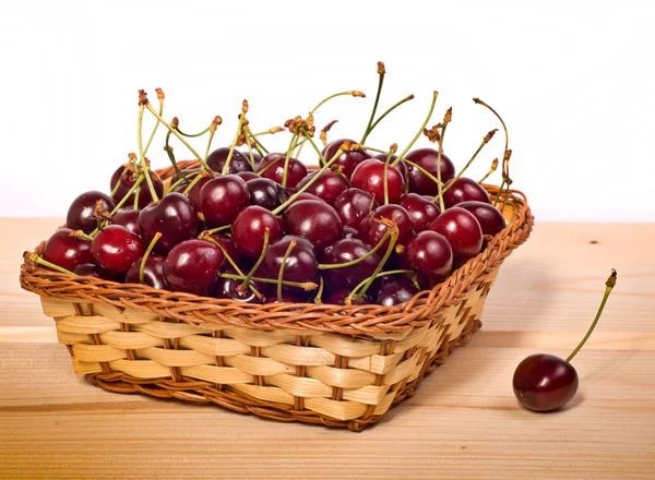 Cerejas doces na cesta — Fotografia de Stock