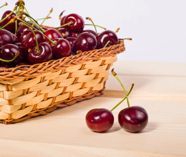 Sweet cherries in basket — Stock Photo, Image