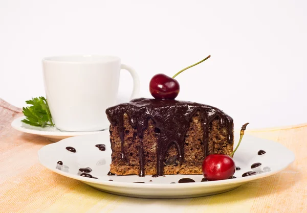 Pastel de chocolate con cereza —  Fotos de Stock
