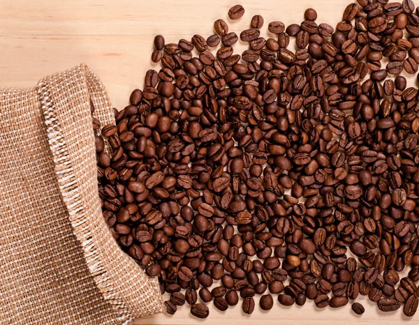 Kávová zrna a pytlovina — Stock fotografie
