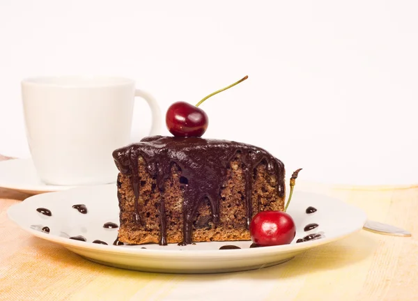 Pastel de chocolate con cereza — Foto de Stock