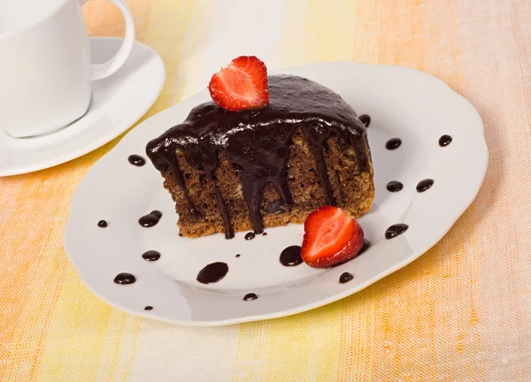 Schokoladenkuchen mit Erdbeere — Stockfoto