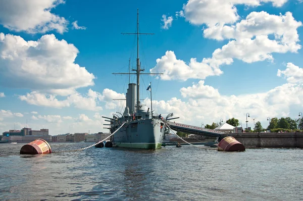 Kruiser aurora op de rivier de neva — Stockfoto