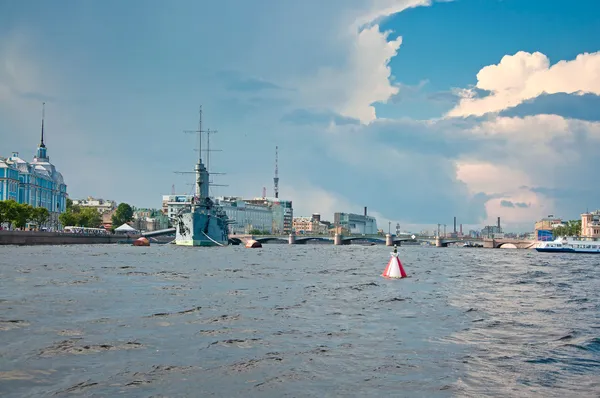 Aurora de Cruiser sur la rivière nevaネヴァ川の巡洋艦のオーロラ — ストック写真