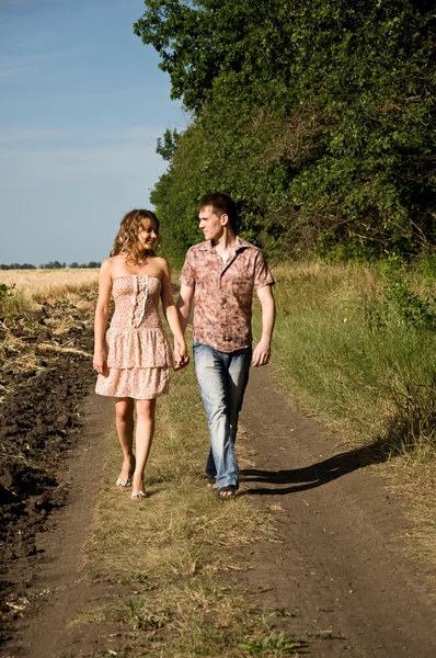 Couple walking on nature — Stock Photo, Image