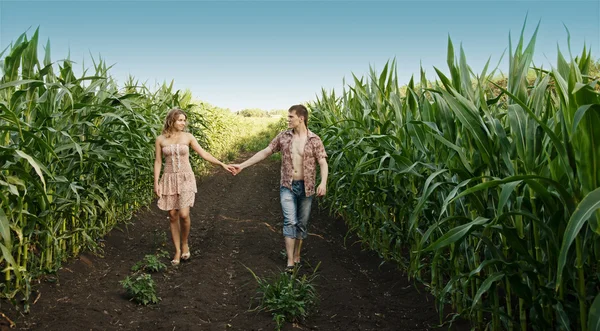 Casal caminhando na natureza — Fotografia de Stock