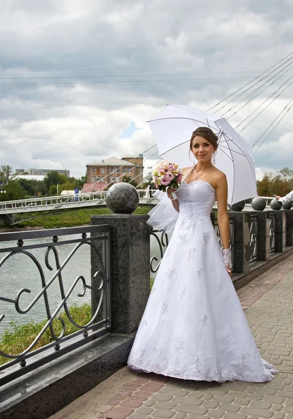 Schöne Braut mit Regenschirm — Stockfoto