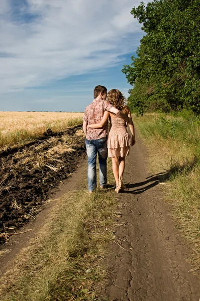 Par går på natur — Stockfoto