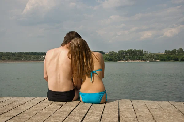 Casal perto do lago — Fotografia de Stock