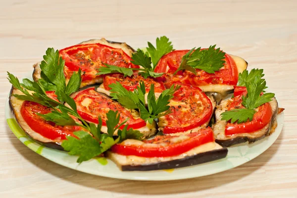 Gebakken aubergine met tomaten — Stockfoto