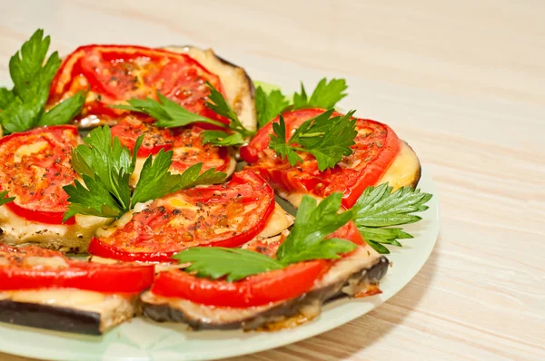 Gebakken aubergine met tomaten — Stockfoto