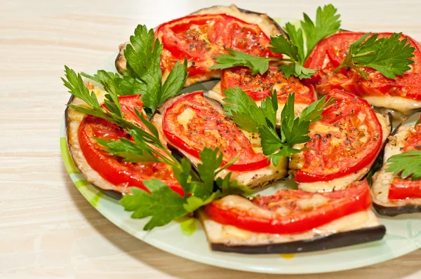 Gebackene Auberginen mit Tomaten — Stockfoto