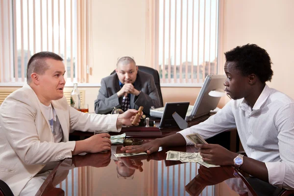 Gangsters dans le bureau — Photo