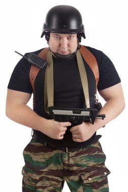 asker tüfeği olan kask içinde