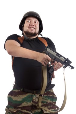 asker tüfeği olan kask içinde