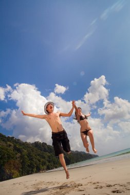 güzel çift plaj arka plan üzerinde