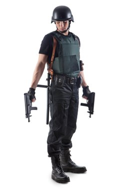 Polis memuru, 2 silah düzenliyor. beyaz izole.