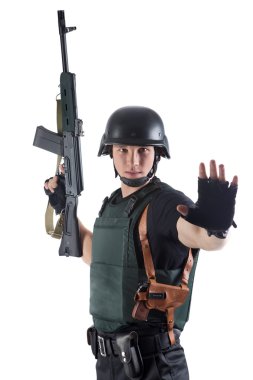 Polis memuru vücut zırh içinde bir silah düzenliyor. Whit üzerinde izole
